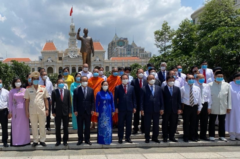 Chủ tịch nước c&ugrave;ng l&atilde;nh đạo TP HCM d&acirc;ng hoa, d&acirc;ng hương Chủ tịch Hồ Ch&iacute; Minh - Ảnh 5.