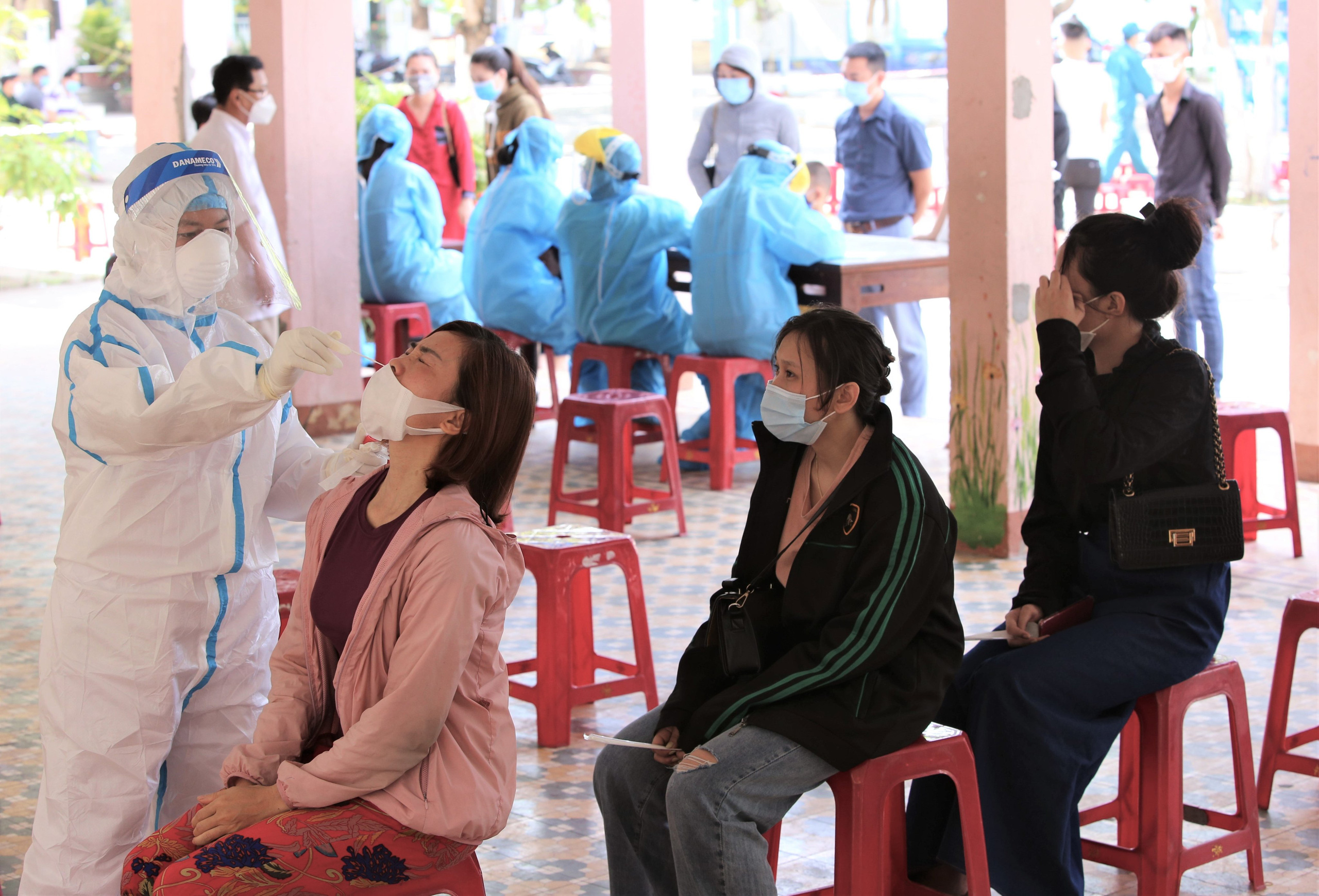 Đà Nẵng: Nữ nhân viên y tế trường học nghi mắc Covid-19, chưa rõ nguồn lây