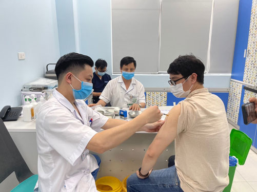 Tiêm vắc-xin quy mô lớn vào cuối năm nay - Ảnh 1.