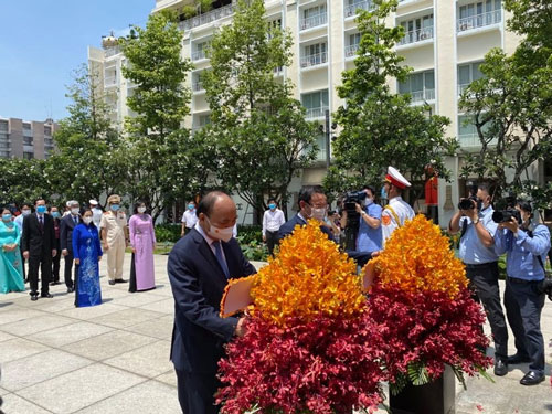 Biết ơn công lao to lớn của Chủ tịch Hồ Chí Minh