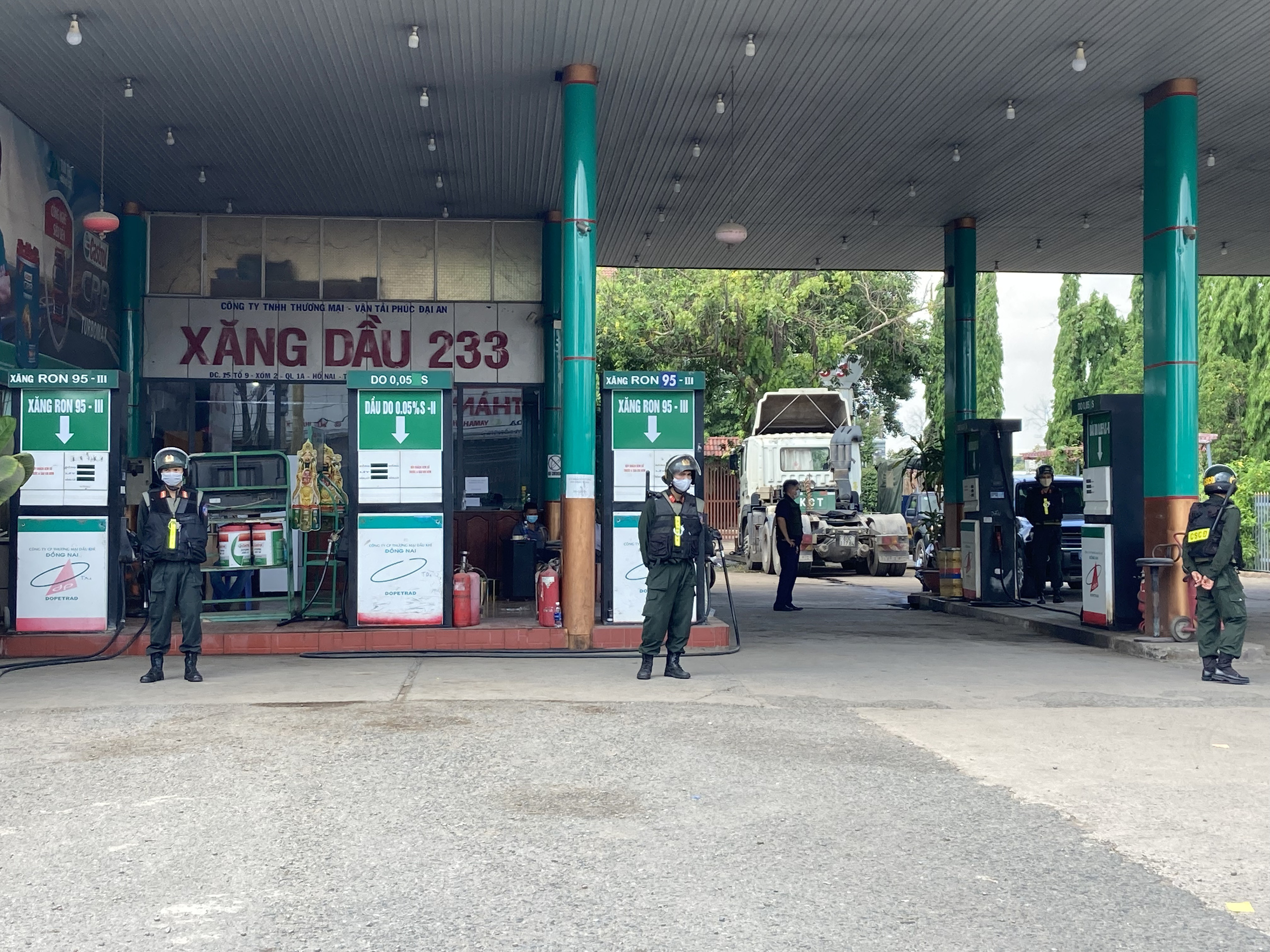 N&Oacute;NG: C&ocirc;ng an phong tỏa v&agrave; bắt chủ C&ocirc;ng ty Ph&uacute;c Đại An - Ảnh 6.