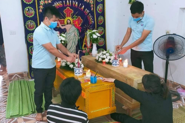 Hai anh em 9 và 8 tuổi chết đuối khi theo bố mẹ đánh cá