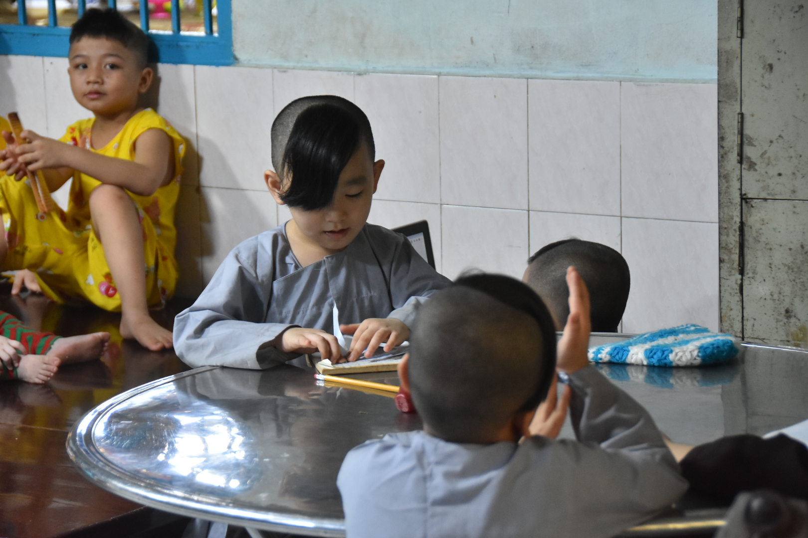 Báo Người Lao Động trao tặng món quà nghĩa tình đến trẻ thơ và người già - Ảnh 3.