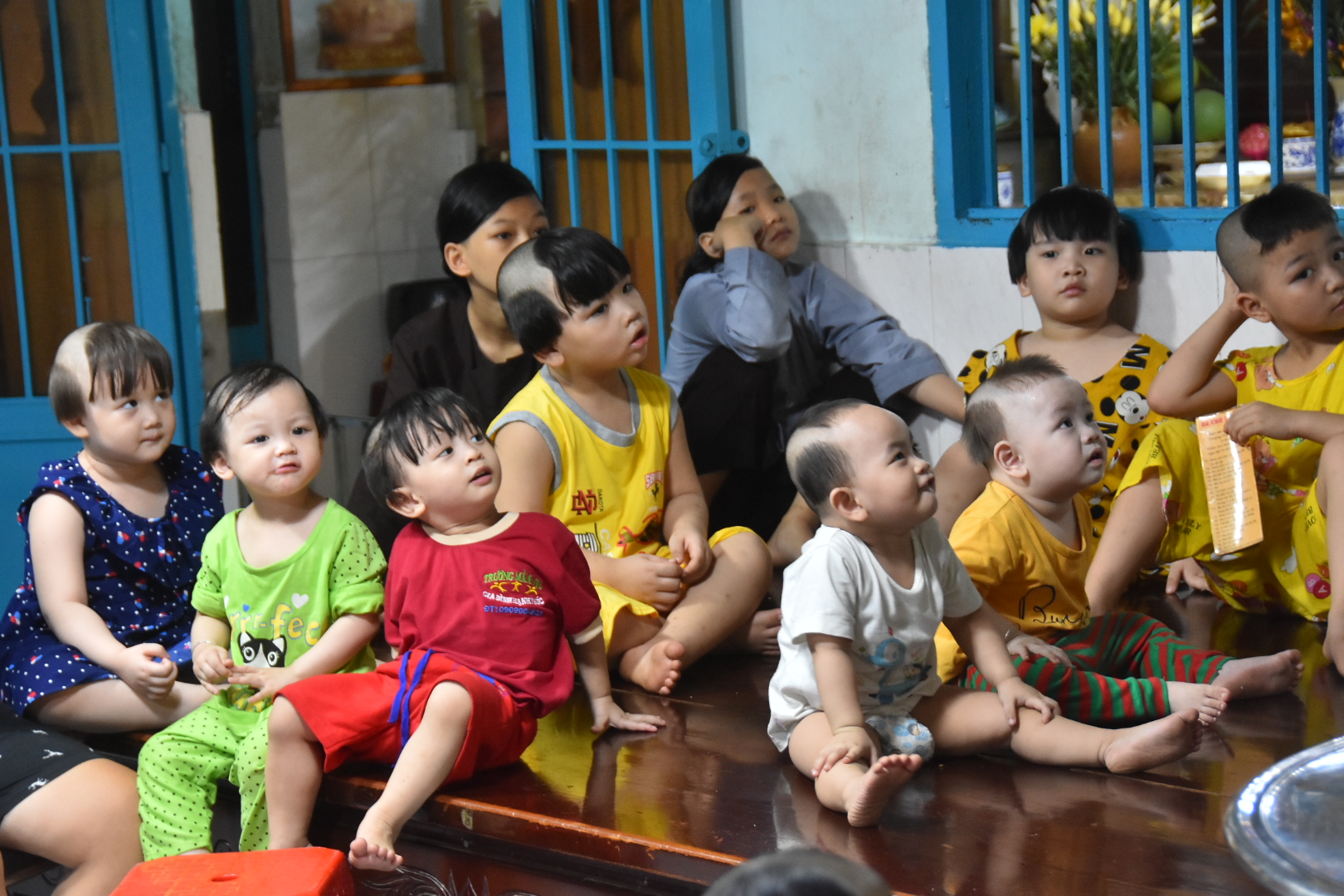 Báo Người Lao Động trao tặng món quà nghĩa tình đến trẻ thơ và người già - Ảnh 4.