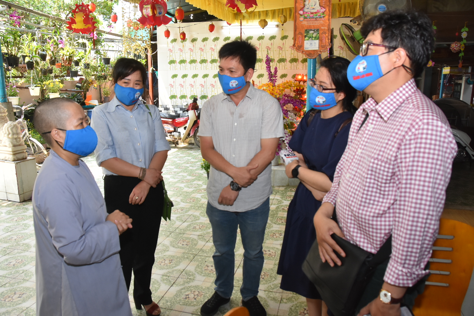 Báo Người Lao Động trao tặng món quà nghĩa tình đến trẻ thơ và người già - Ảnh 5.