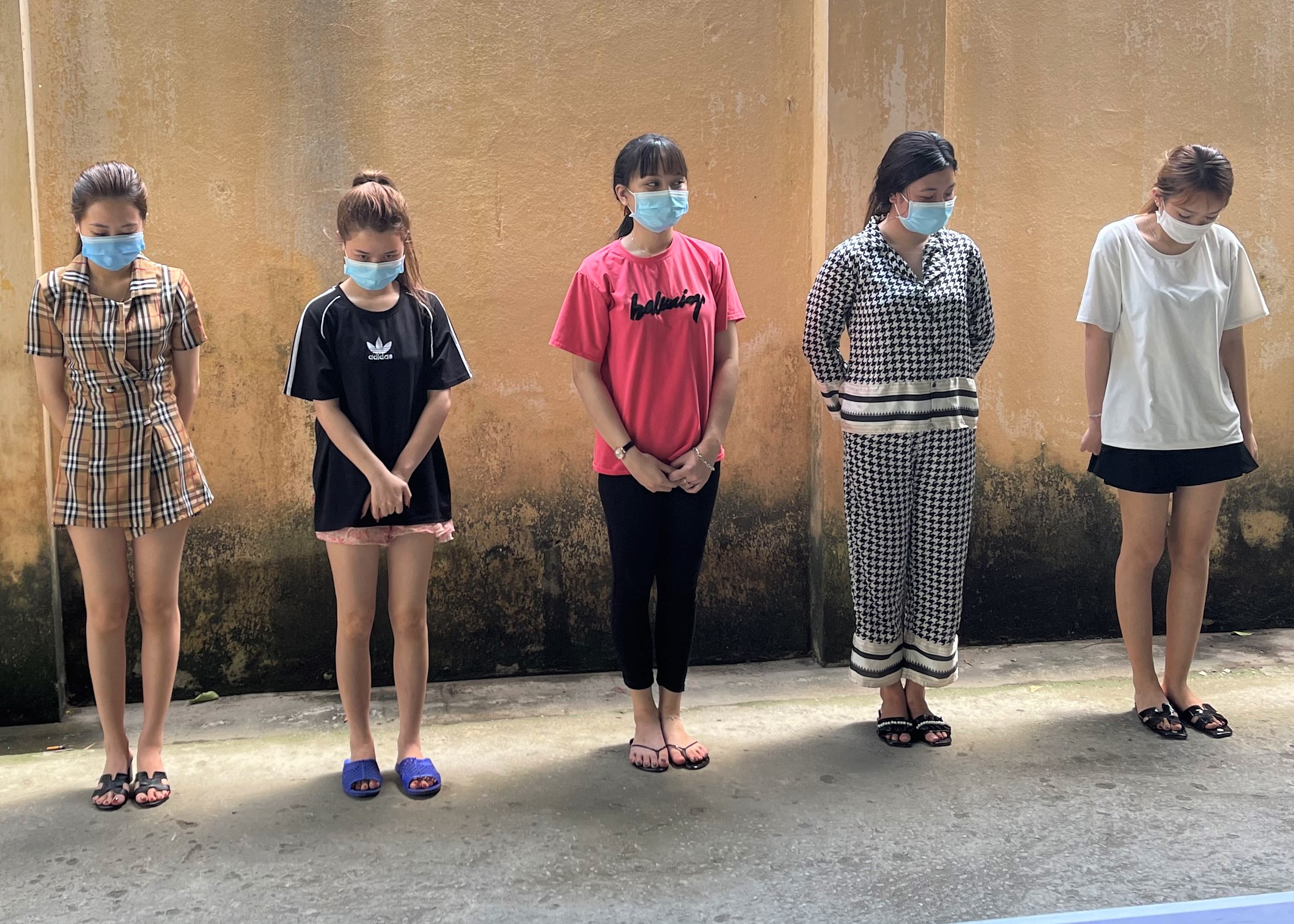 Nghỉ làm do dịch, 5 nữ nhân viên karaoke vào khách sạn thác loạn trong "tiệc" ma túy