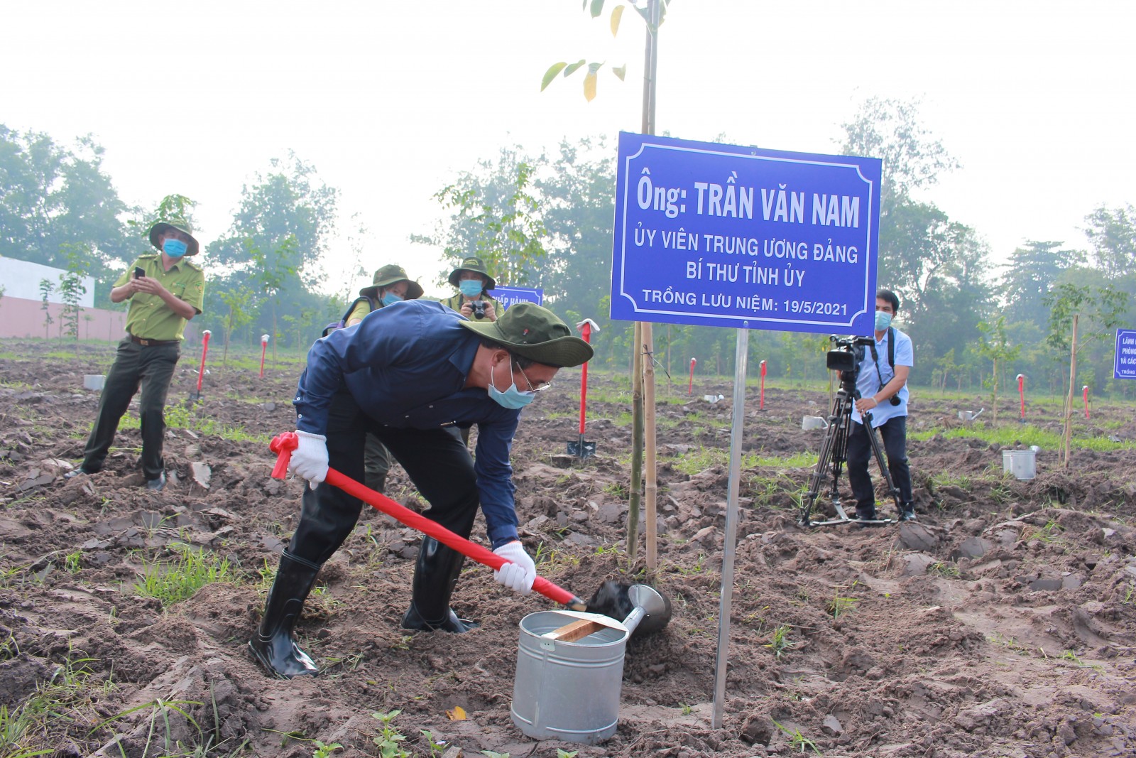 Bình Dương phát động trồng hơn 100.000 cây xanh trong năm 2021 - Ảnh 2.