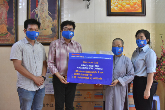 Báo Người Lao Động trao tặng món quà nghĩa tình đến trẻ thơ và người già - Ảnh 1.