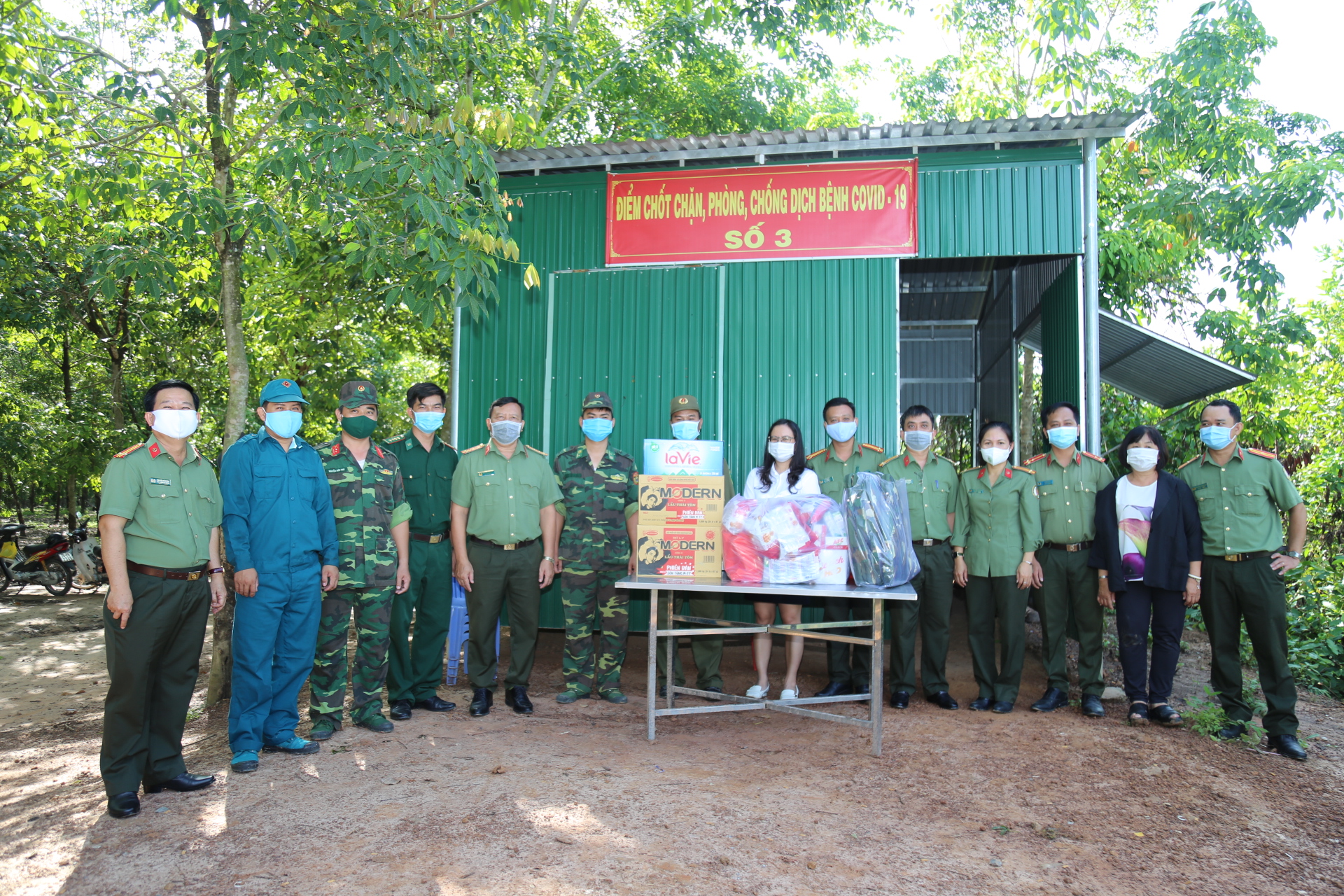 Quỹ Từ thiện Kim Oanh tặng quà động viên lực lượng chống dịch biên giới tỉnh Tây Ninh