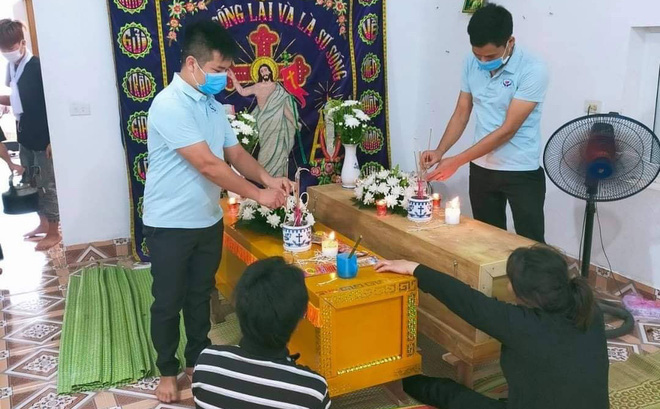 Hai anh em 9 v&agrave; 8 tuổi chết đuối khi theo bố mẹ đ&aacute;nh c&aacute; - Ảnh 1.