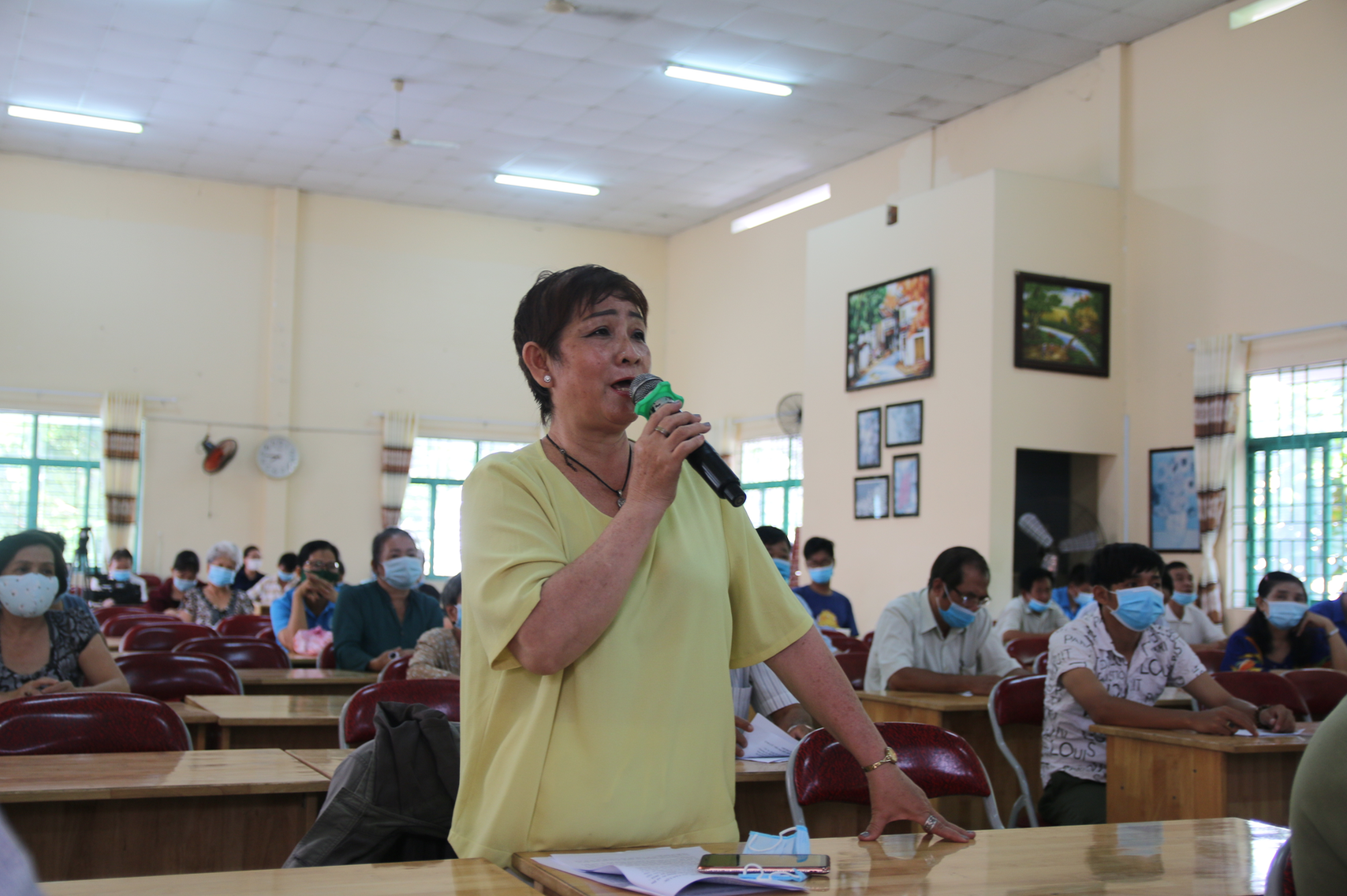 Cử tri huyện Bình Chánh bức xúc quy hoạch treo, kẹt xe, ngập nước, ô nhiễm... - Ảnh 2.