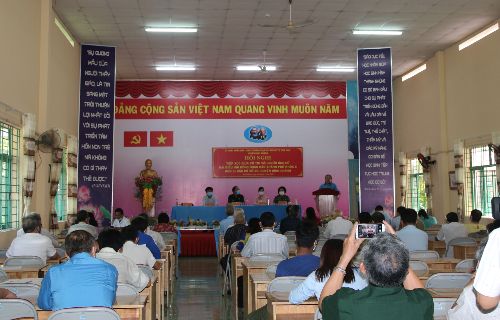 Cử tri huyện Bình Chánh bức xúc quy hoạch treo, kẹt xe, ngập nước, ô nhiễm... - Ảnh 1.