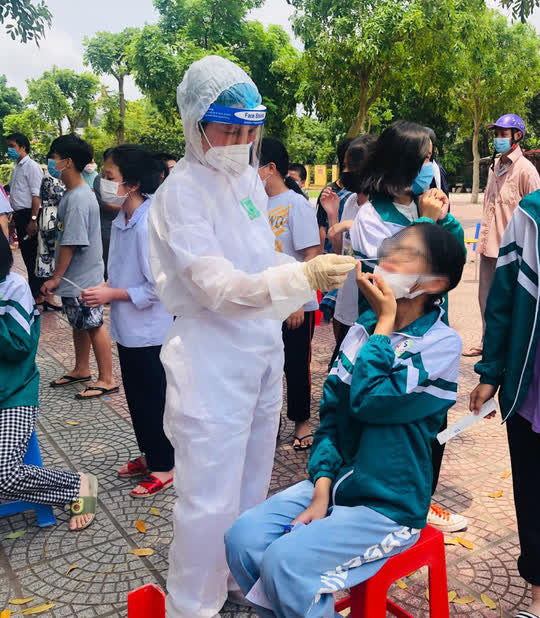 1 học sinh mắc Covid-19, 100 em phải c&aacute;ch ly, x&eacute;t nghiệm 1.600 gi&aacute;o vi&ecirc;n v&agrave; học sinh - Ảnh 1.