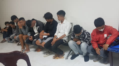 CSGT Đồng Nai mật phục, bắt n&oacute;ng nh&oacute;m qu&aacute;i xế - Ảnh 1.