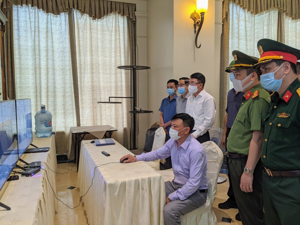 Một nhân viên quán karaoke là F1 của nhóm chuyên gia Trung Quốc đã dự tiệc cưới, đưa dâu
