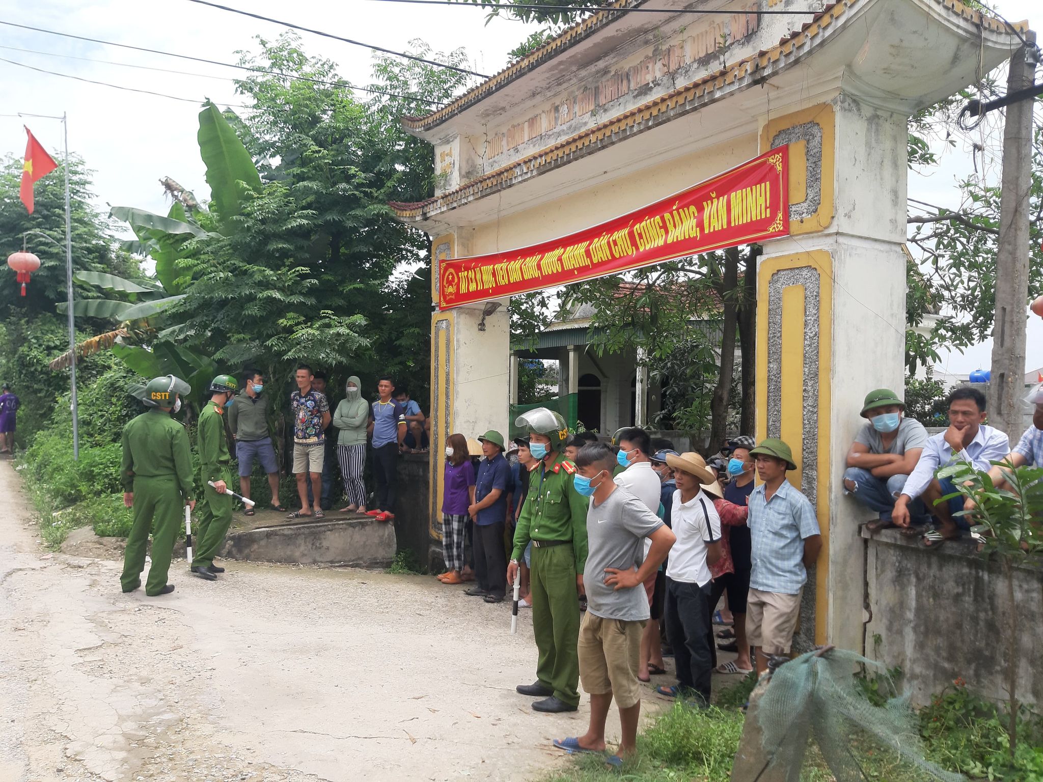 Vụ nổ súng bắn chết 2 người: Đại tá công an một mình vào nhà thuyết phục nghi phạm