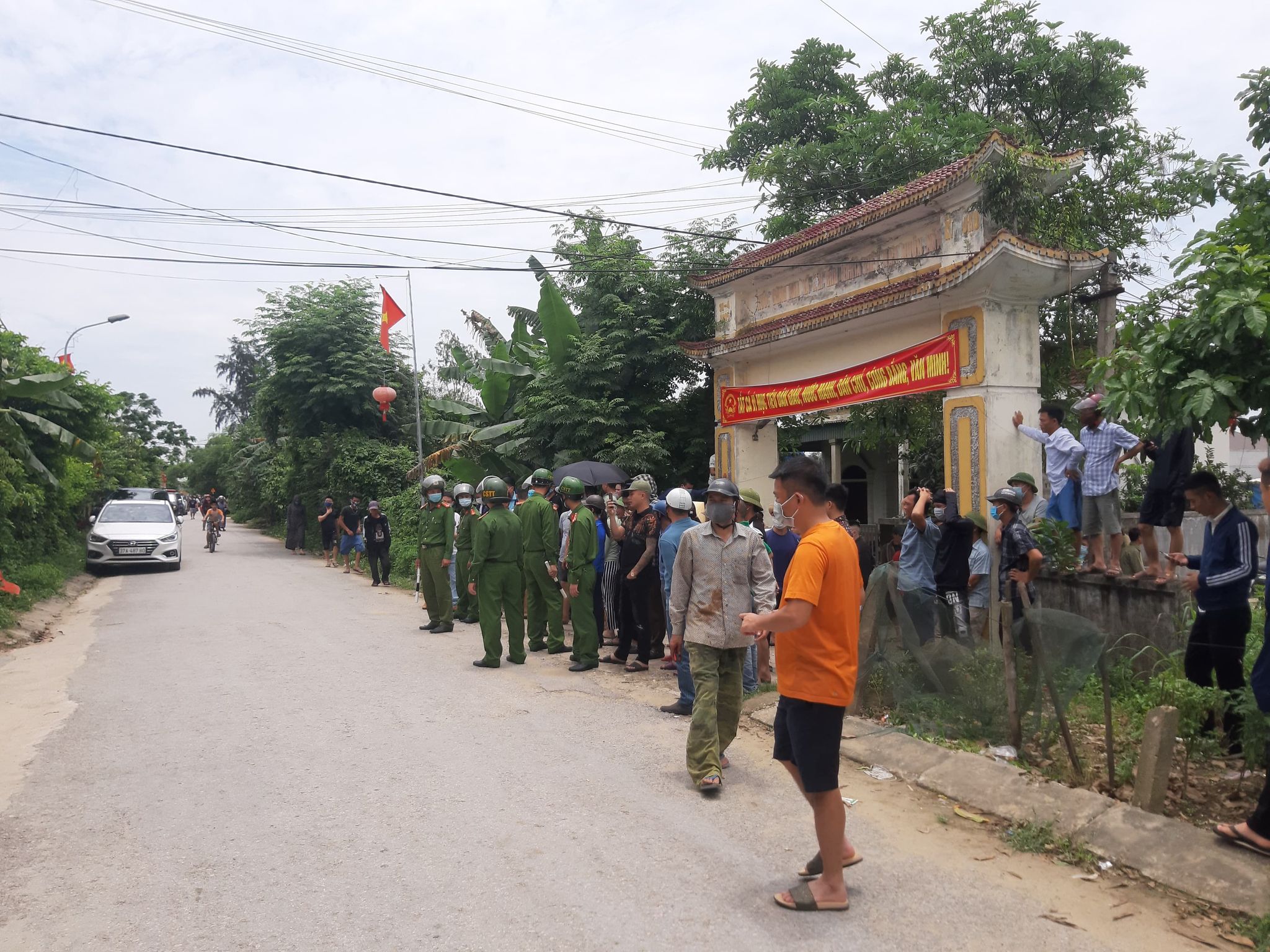 Vụ bắn chết 2 người rồi cố thủ: Đại tá công an một mình vào nhà thuyết phục nghi phạm - Ảnh 3.