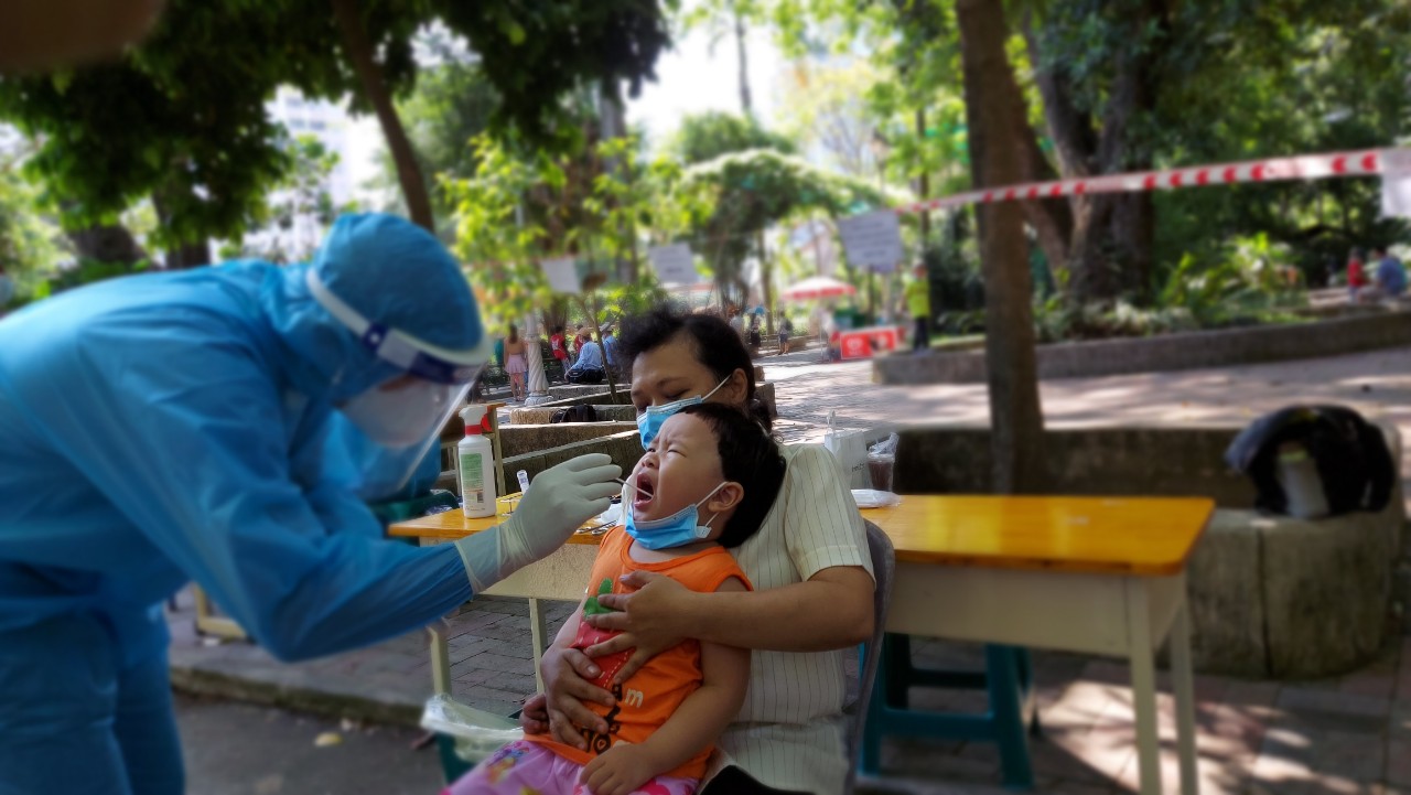 Khoảng 100 người được lấy mẫu x&eacute;t nghiệm Covid-19 ngẫu nhi&ecirc;n tại Thảo Cầm Vi&ecirc;n - Ảnh 5.