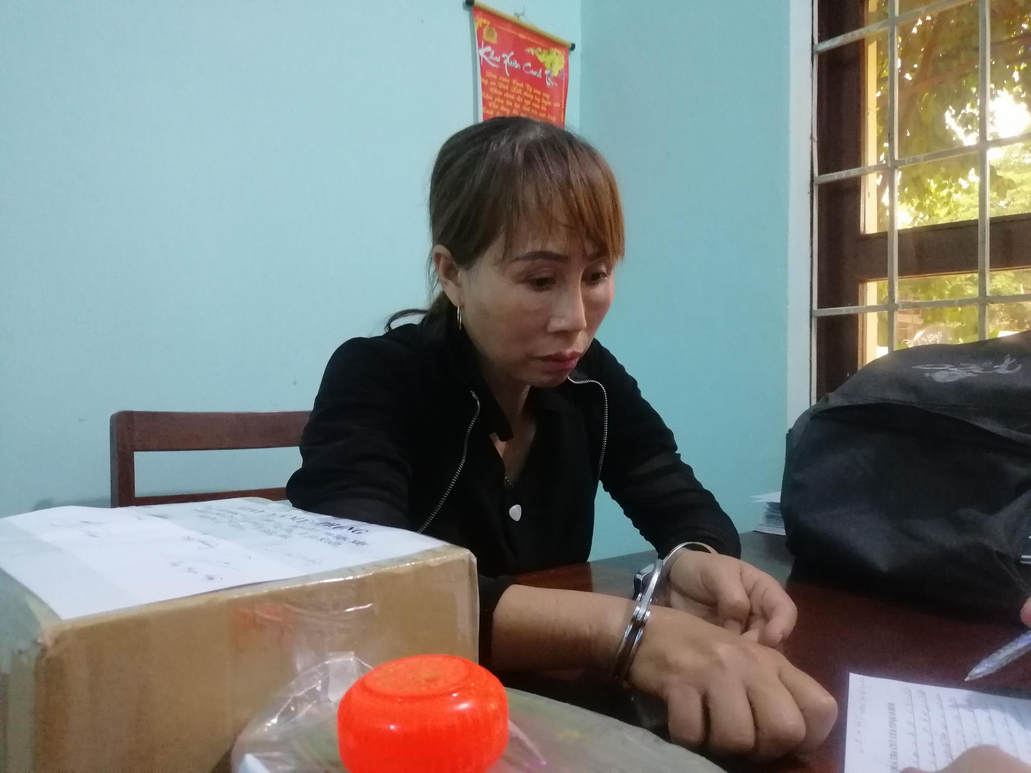 Bắt giữ người phụ nữ vận chuyển 1 b&aacute;nh heroin - Ảnh 1.