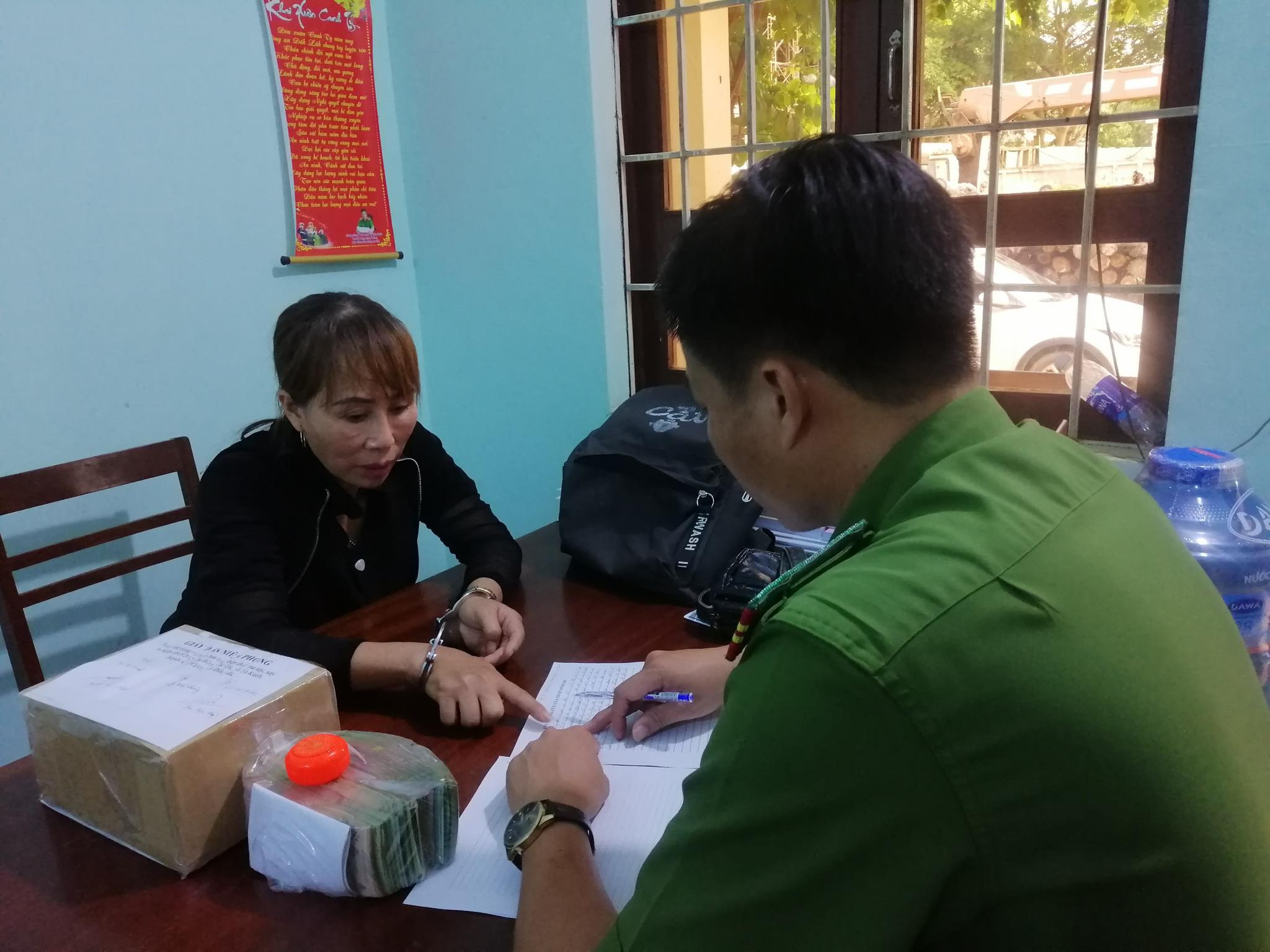 Bắt giữ người phụ nữ vận chuyển 1 b&aacute;nh heroin - Ảnh 2.