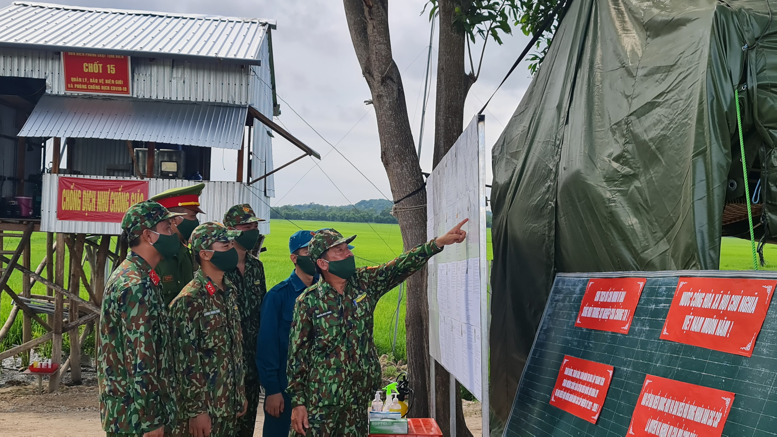 Những h&igrave;nh ảnh gian khổ, hy sinh nơi bi&ecirc;n cương Tổ quốc - Ảnh 22.