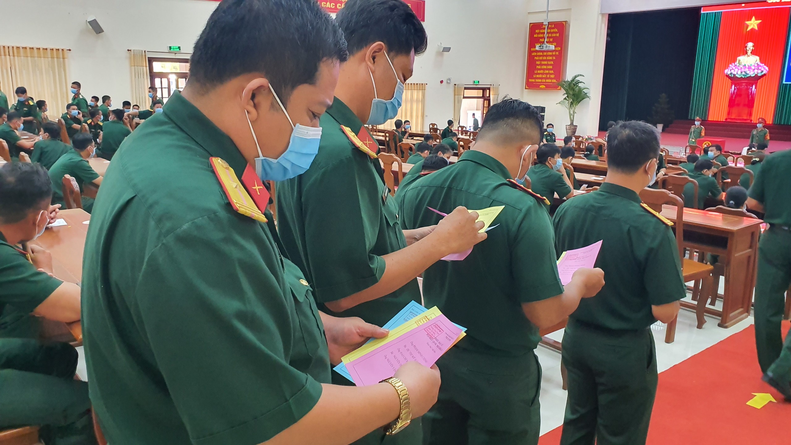 Những lá phiếu bầu cử đầu tiên tại Cần Thơ - Ảnh 6.