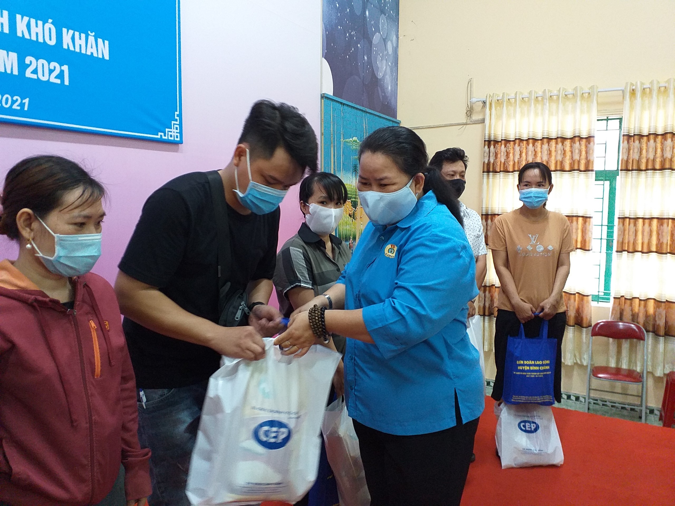 100 phần qu&agrave; đến với lao động ngh&egrave;o B&igrave;nh Ch&aacute;nh - Ảnh 1.