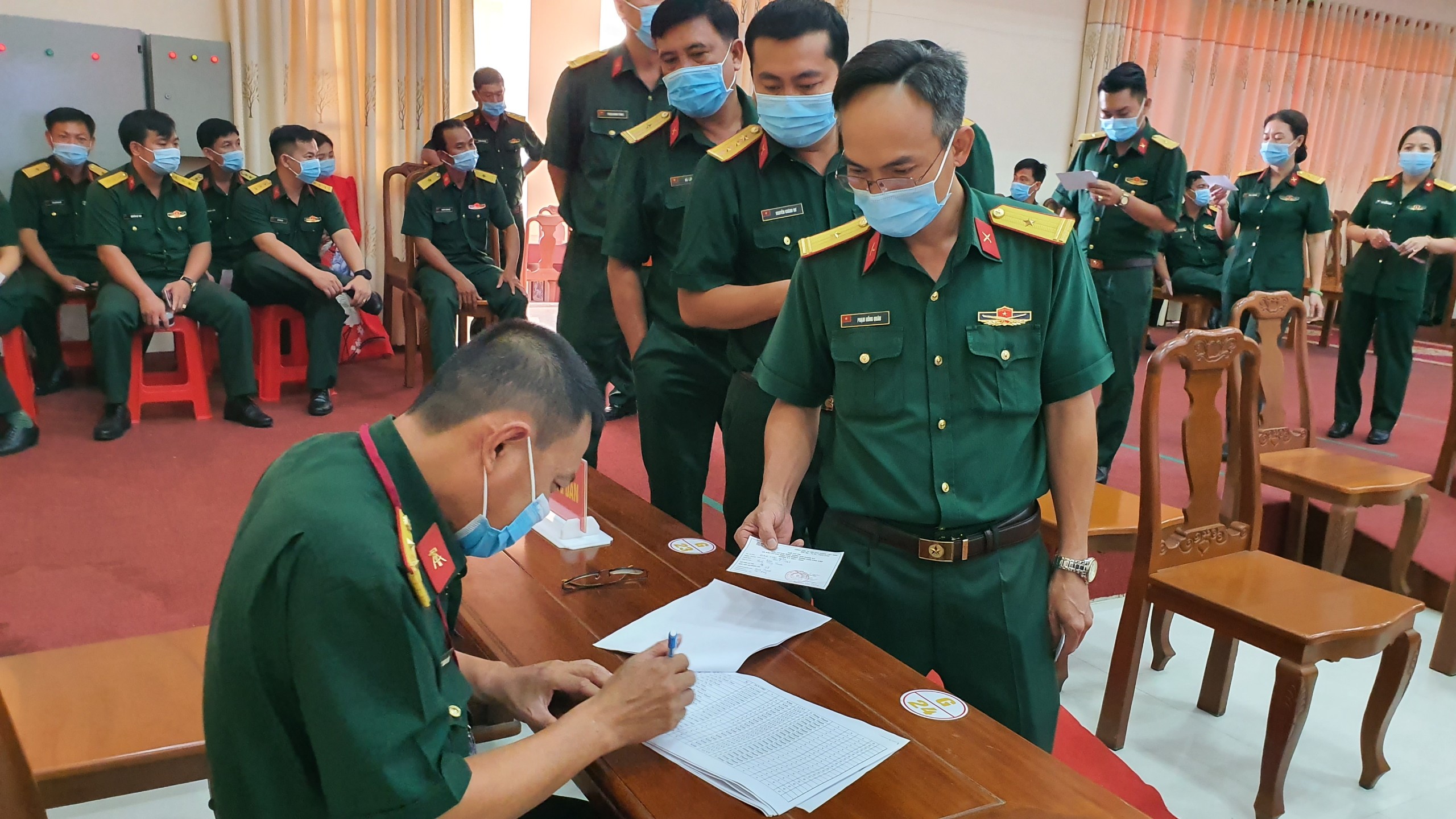 Những lá phiếu bầu cử đầu tiên tại Cần Thơ - Ảnh 5.