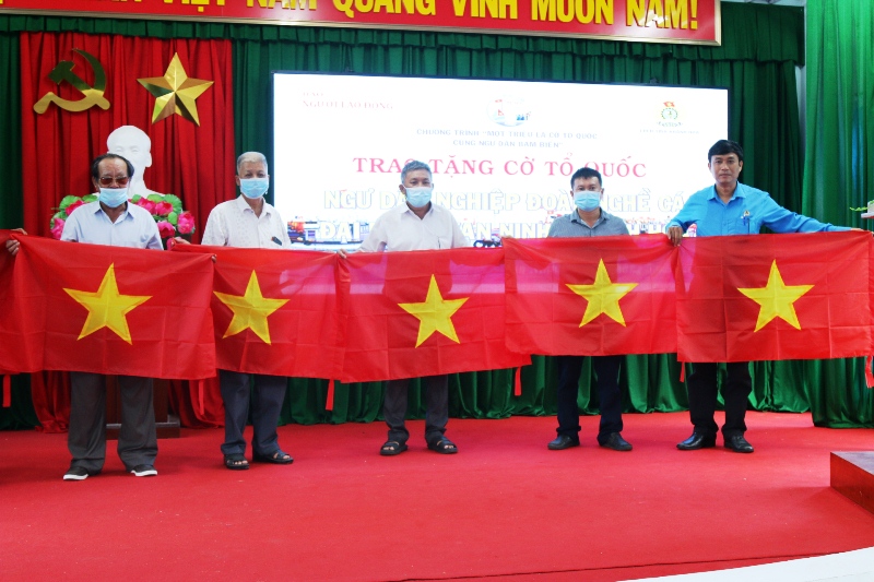 Trao 3.000 l&aacute; cờ Tổ quốc cho ngư d&acirc;n Kh&aacute;nh H&ograve;a - Ảnh 1.