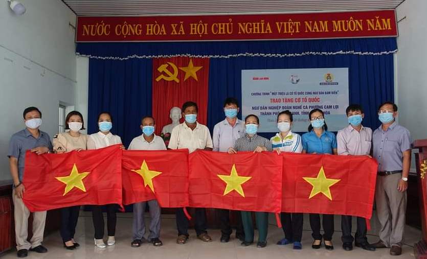 Trao 3.000 lá cờ Tổ quốc cho ngư dân Khánh Hòa