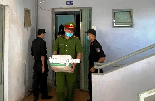 Hình ảnh khám xét, bắt giam cựu Giám đốc Sở Tài nguyên - Môi trường Khánh Hòa - Ảnh 10.