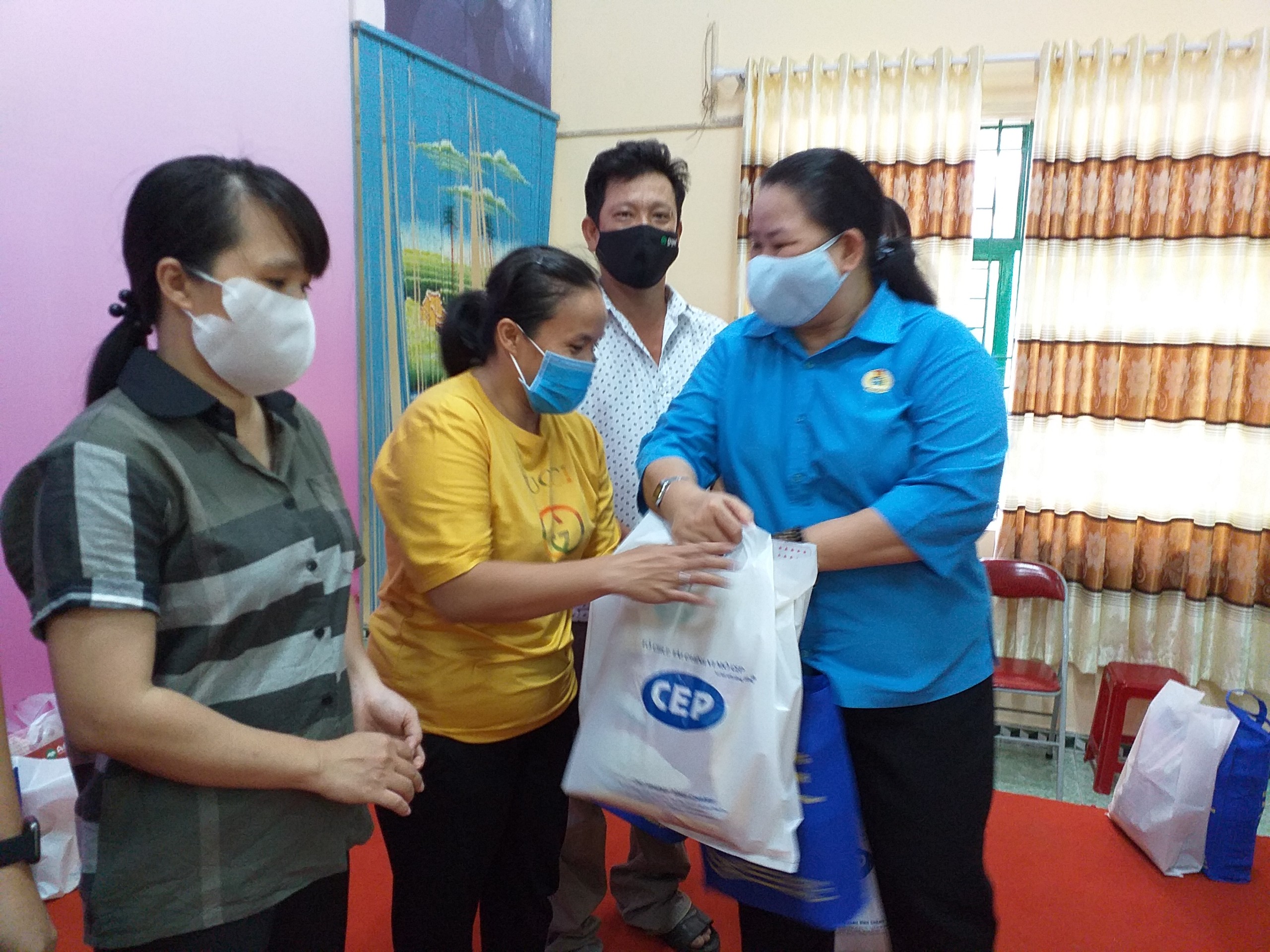 100 phần quà đến với lao động nghèo huyện Bình Chánh