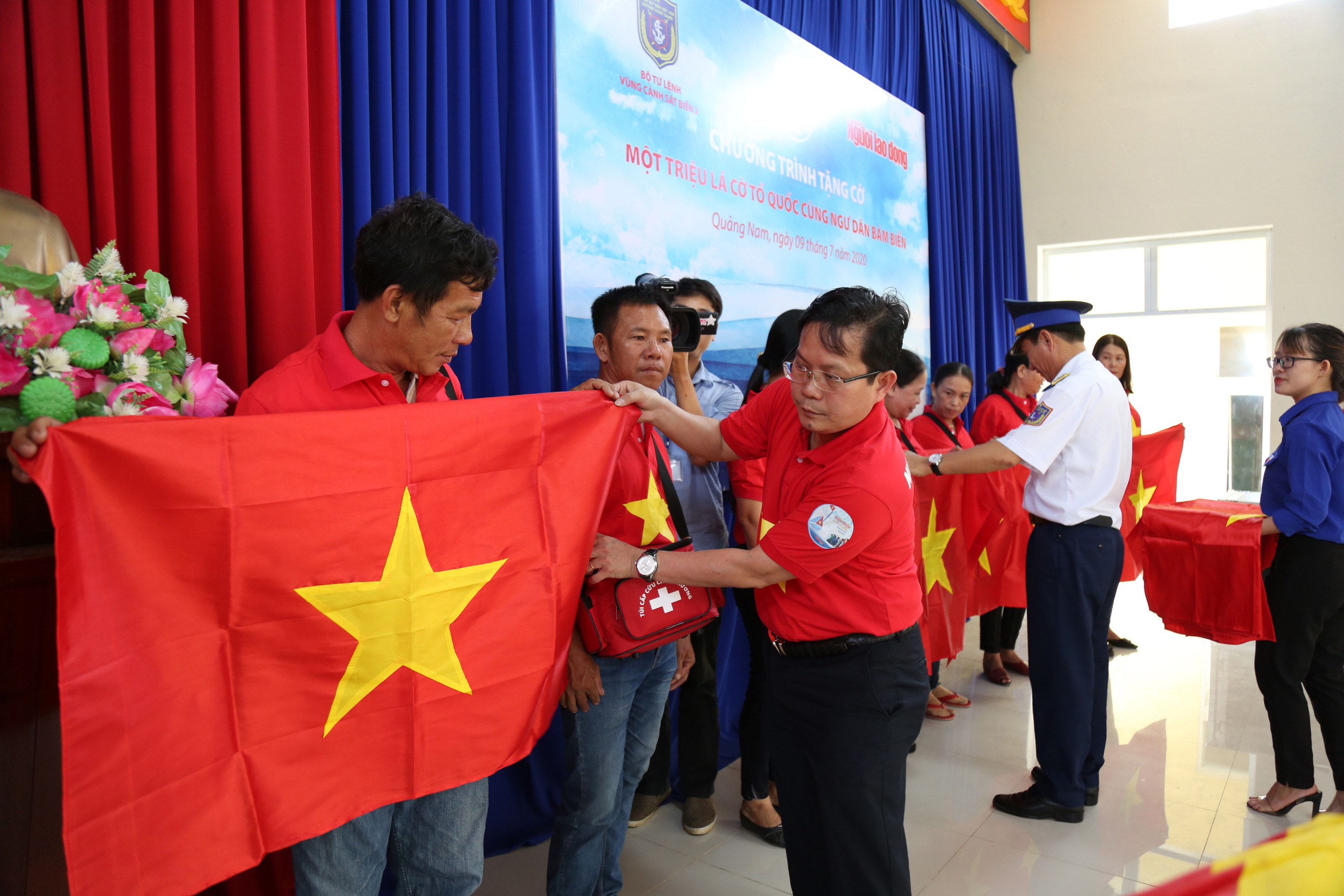 Kỷ niệm 2 năm chương trình "Một triệu lá cờ Tổ quốc cùng ngư dân bám biển": Lan tỏa tình yêu biển, đảo Tổ quốc