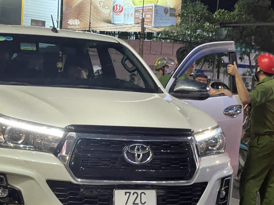 T&agrave;i xế nằm gục trong xe, c&ocirc;ng an phải ph&aacute; cửa cứu - Ảnh 2.