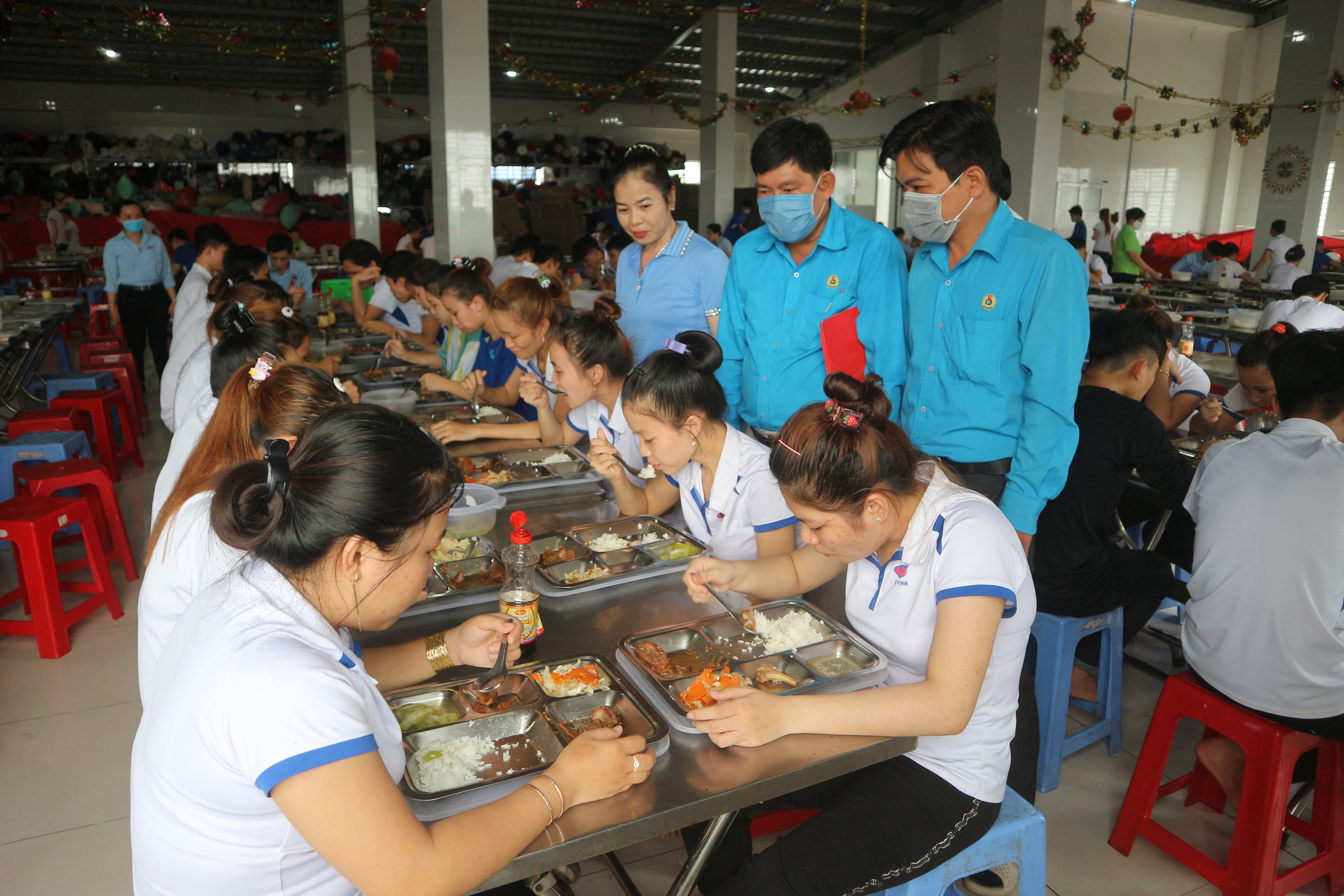 C&ocirc;ng nh&acirc;n phải c&oacute; sức khỏe tốt để l&agrave;m việc - Ảnh 5.