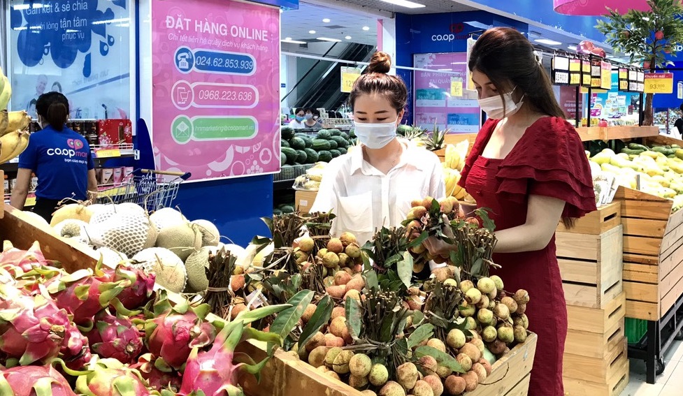 Tr&aacute;i vải tươi đầu m&ugrave;a l&ecirc;n kệ h&agrave;ng si&ecirc;u thị, gi&aacute; thấp nhất 21.900 đồng/kg - Ảnh 1.