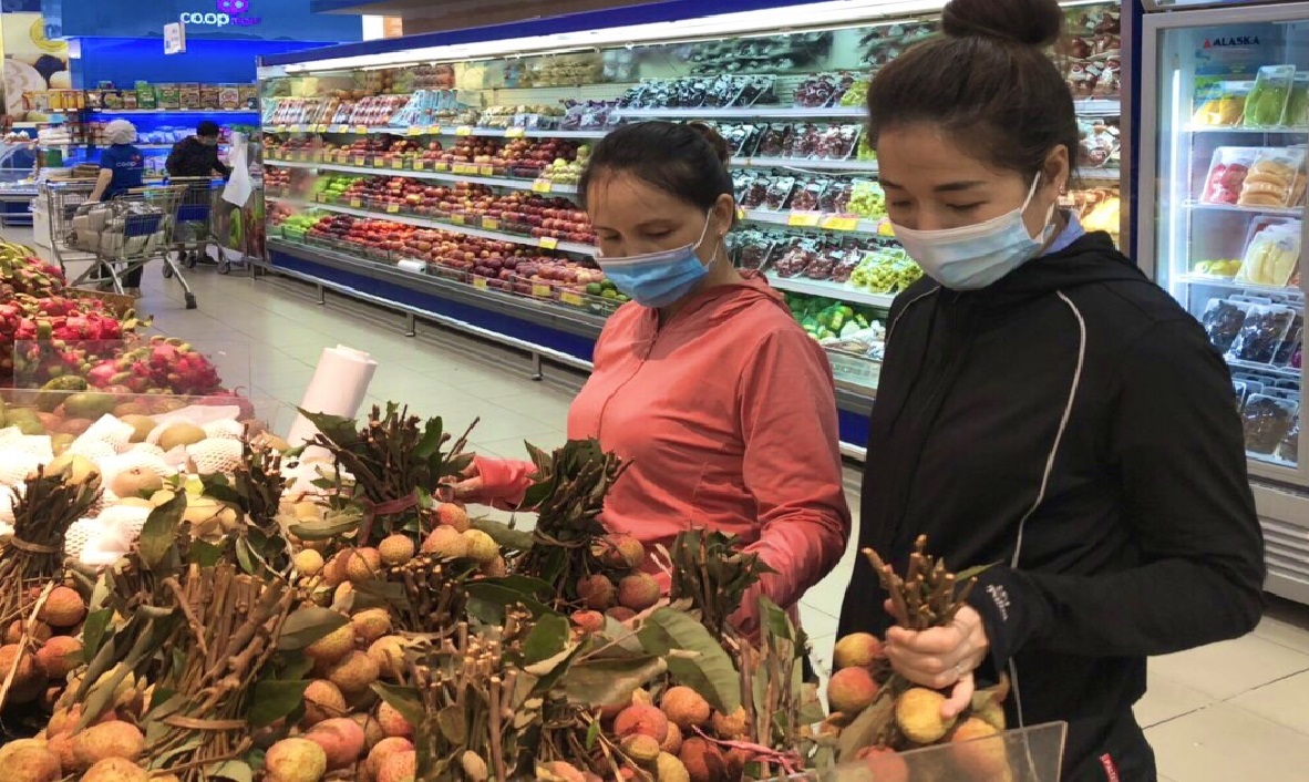 Trái vải tươi đầu mùa lên kệ hàng siêu thị, giá thấp nhất 21.900 đồng/kg