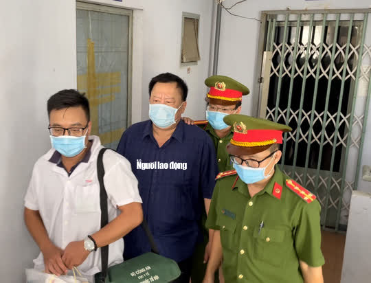Hình ảnh khám xét, bắt giam cựu Giám đốc Sở Tài nguyên - Môi trường Khánh Hòa