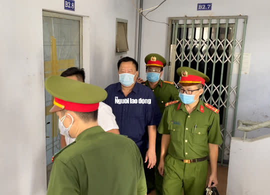 Hình ảnh khám xét, bắt giam cựu Giám đốc Sở Tài nguyên - Môi trường Khánh Hòa - Ảnh 9.