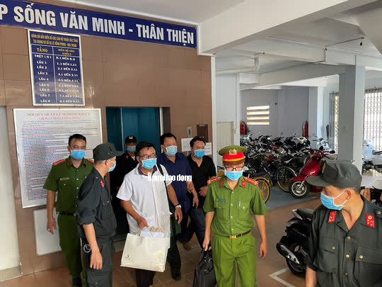 Hình ảnh khám xét, bắt giam cựu Giám đốc Sở Tài nguyên - Môi trường Khánh Hòa - Ảnh 12.