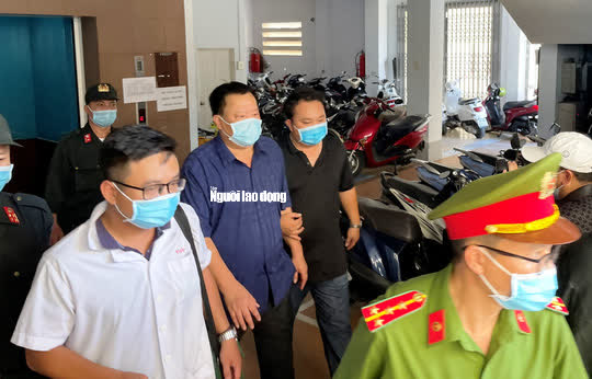 Hình ảnh khám xét, bắt giam cựu Giám đốc Sở Tài nguyên - Môi trường Khánh Hòa - Ảnh 5.