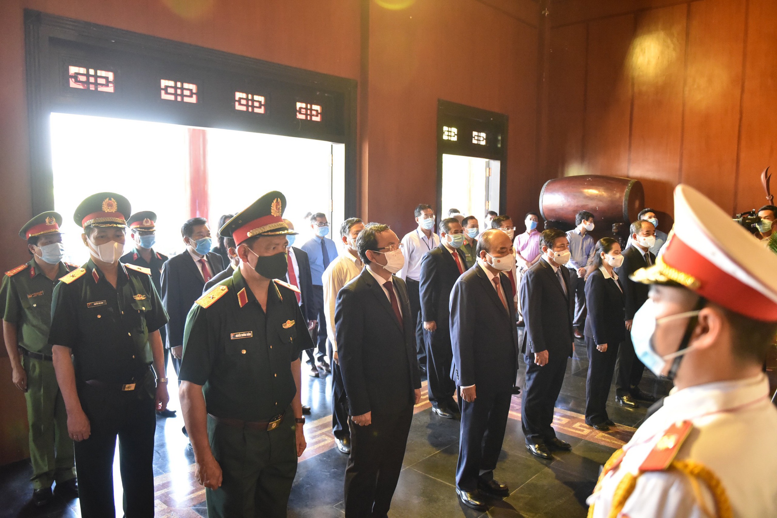 Chủ tịch nước c&ugrave;ng l&atilde;nh đạo TP HCM d&acirc;ng hương, d&acirc;ng hoa tại di t&iacute;ch Nh&agrave; thương Giếng Nước - Ảnh 5.