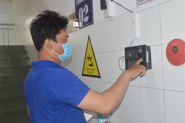 Quản lý người nuôi bệnh bằng dấu vân tay để phòng Covid-19 và "bọn ác"