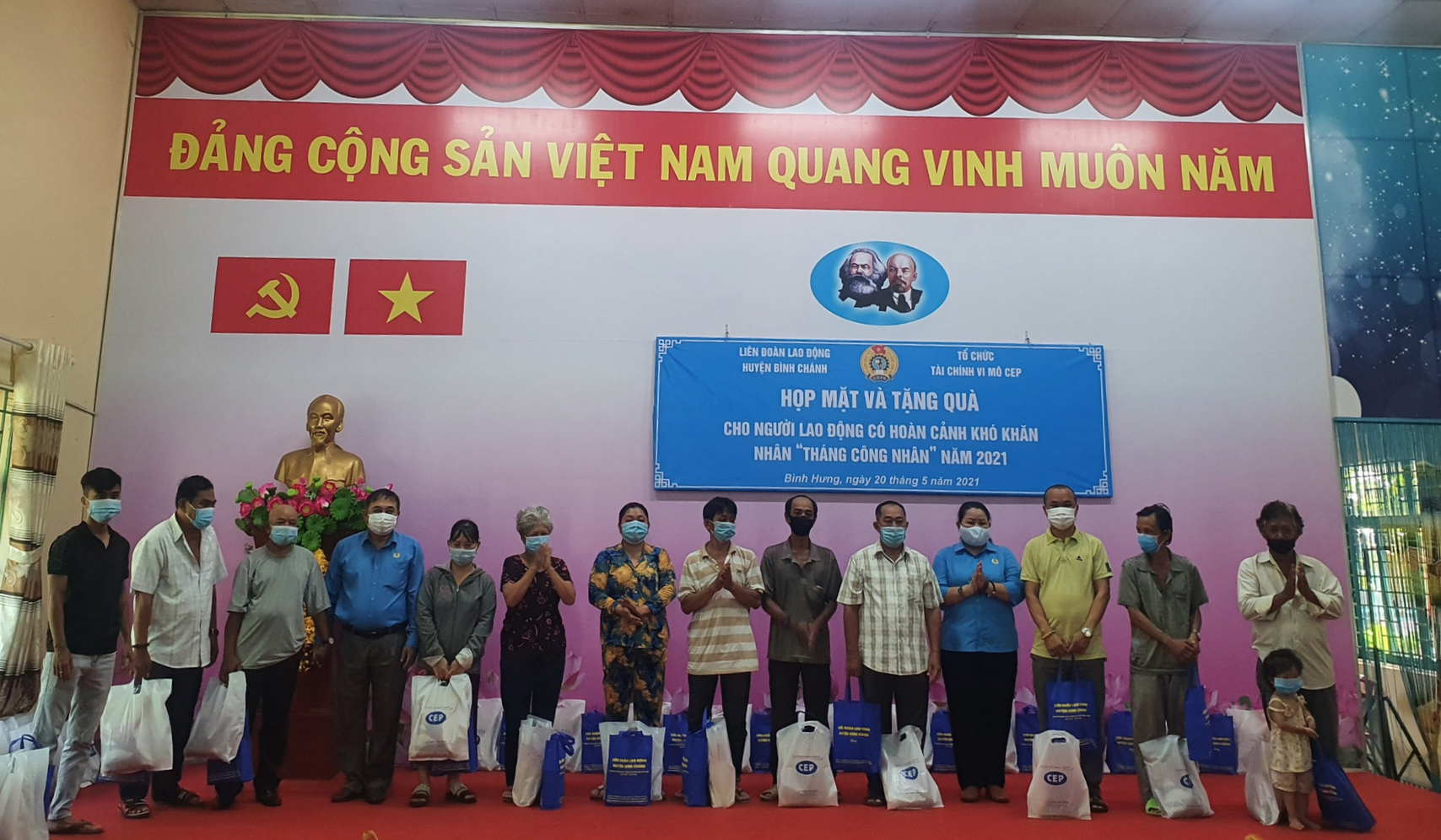 100 phần qu&agrave; đến với lao động ngh&egrave;o B&igrave;nh Ch&aacute;nh - Ảnh 3.
