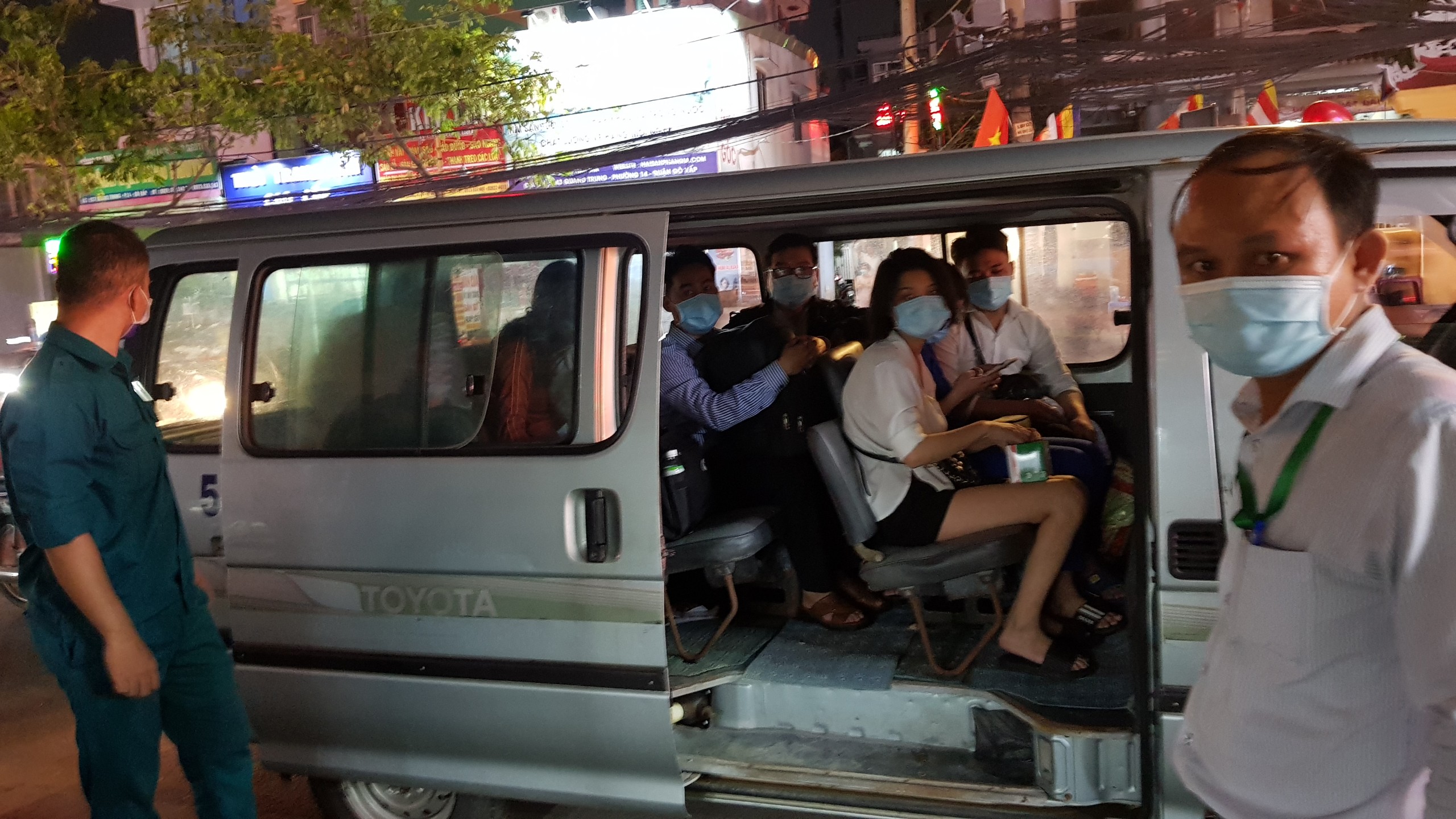 TP HCM phong tỏa 1 con hẻm tại quận G&ograve; Vấp v&igrave; li&ecirc;n quan ca nghi mắc Covid-19 - Ảnh 6.