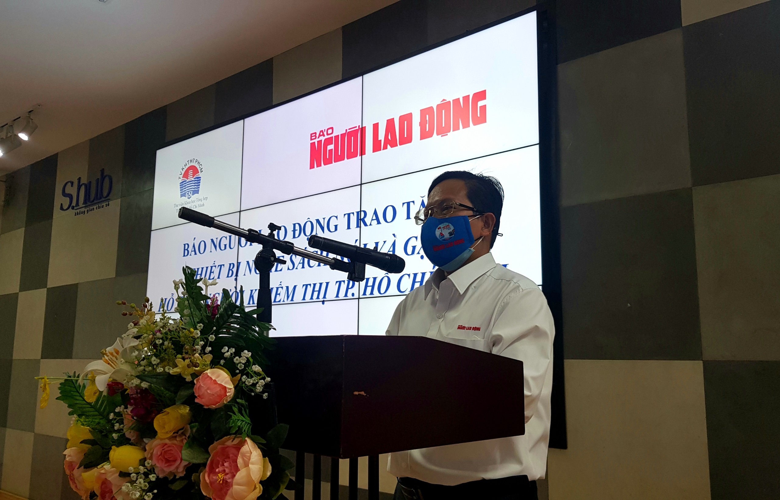 Báo Người Lao Động tặng thiết bị nghe sách nói và gậy cho người khiếm thị - Ảnh 1.