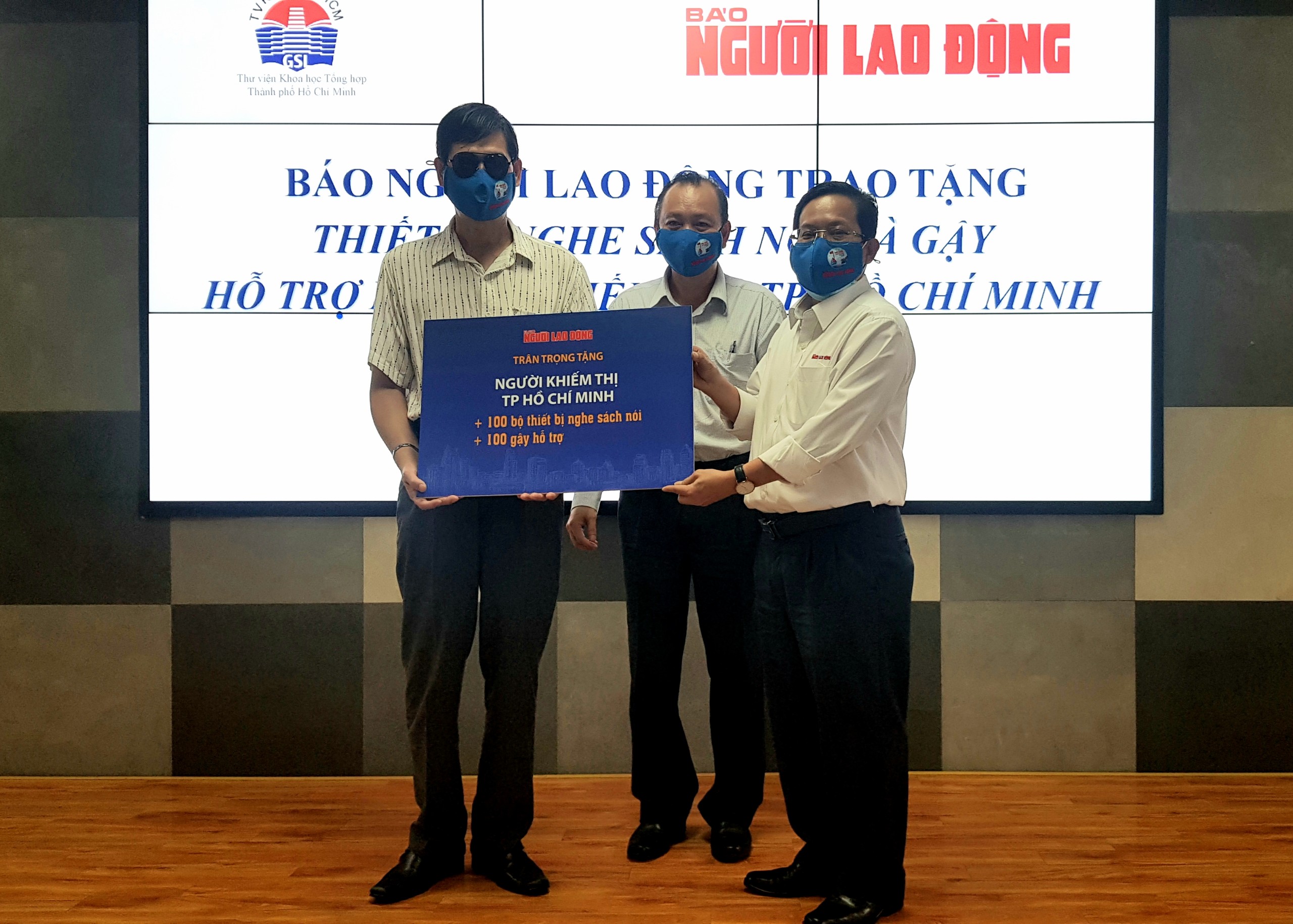 Báo Người Lao Động tặng thiết bị nghe sách nói và gậy cho người khiếm thị
