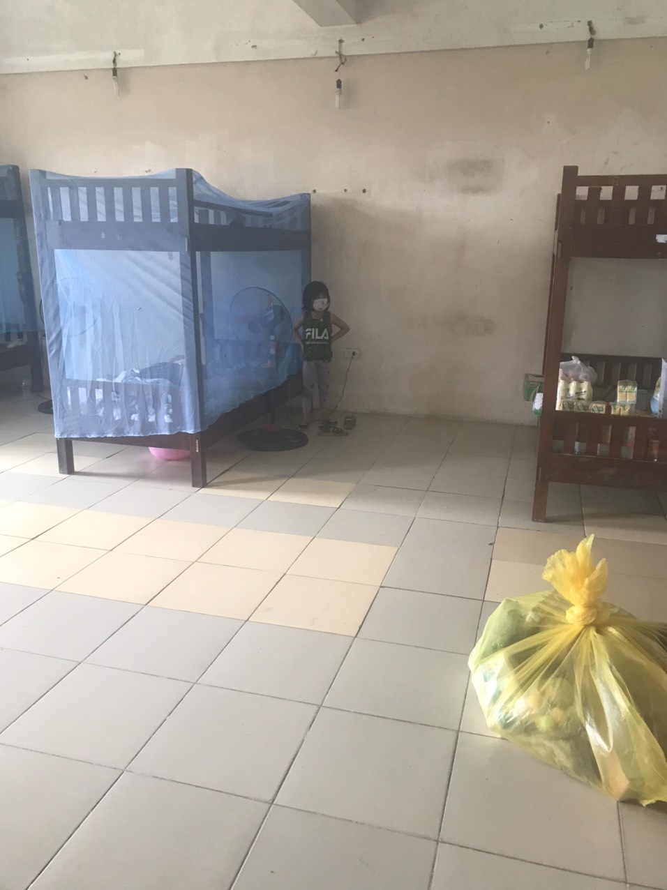 Xúc động hình ảnh 2 em nhỏ trong khu cách ly, bố là bệnh nhân Covid-19 vừa qua đời - Ảnh 2.