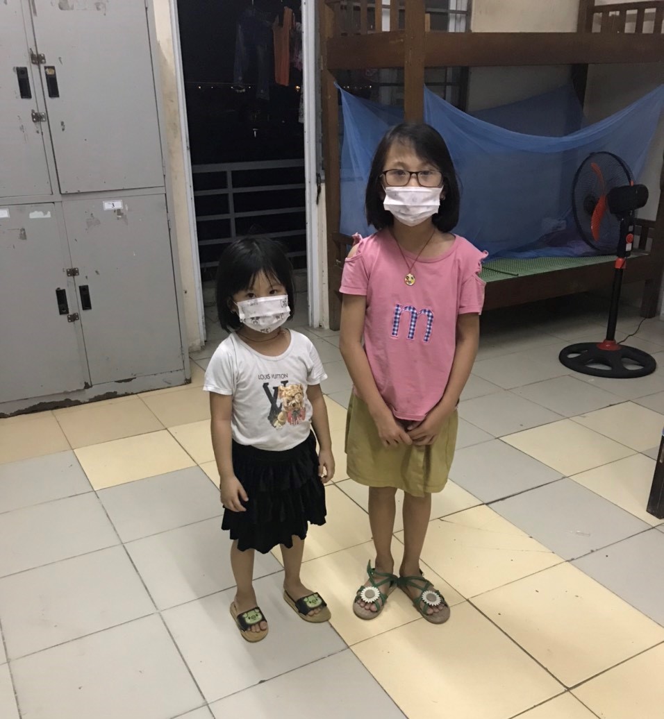 Xúc động hình ảnh 2 em nhỏ trong khu cách ly, bố là bệnh nhân Covid-19 vừa qua đời - Ảnh 1.