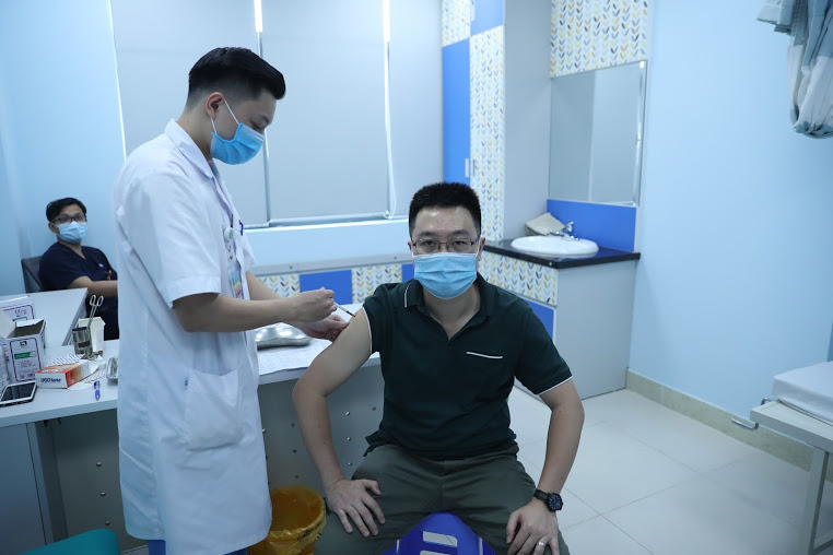 Chủ tịch Quốc hội ký nghị quyết sử dụng 12.100 tỉ đồng mua vắc-xin Covid-19